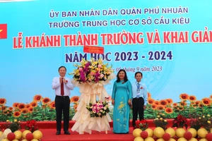 Phó Chủ tịch UBND TPHCM Dương Anh Đức tặng hoa chúc mừng khai giảng năm học mới tại Trường THCS Cầu Kiệu