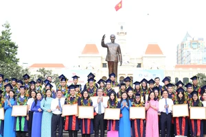 Chủ tịch Hội đồng Đội Trung ương Nguyễn Phạm Duy Trang và Phó Bí thư Thành ủy TPHCM Nguyễn Phước Lộc vinh danh các thủ khoa năm 2023