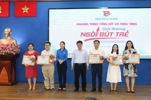 Trưởng Ban Dân vận Thành ủy TPHCM Nguyễn Mạnh Cường và Bí thư Thành đoàn TPHCM Phan Thị Thanh Phương trao giải A đến các tác giả, nhóm tác giả đạt Giải thưởng "Ngòi bút trẻ" năm 2023