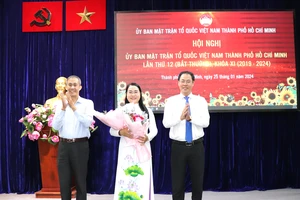 Đồng chí Võ Văn Thiện, Trưởng Ban Công tác phía Nam Ủy ban Trung ương MTTQ Việt Nam và Phó Chủ tịch Thường trực Ủy ban MTTQ Việt Nam TPHCM Nguyễn Thành Trung chúc mừng đồng chí Nguyễn Thị Kim Thúy