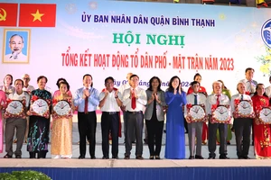 Phó Trưởng Ban Thường trực Ban Dân vận Thành ủy TPHCM Nguyễn Thị Bạch Mai cùng các đồng chí lãnh đạo quận Bình Thạnh trao quà, biểu dương các Tổ trưởng, Tổ phó Tổ dân phố - mặt trận tiêu biểu