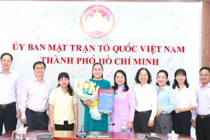 Chủ tịch Ủy ban MTTQ Việt Nam TPHCM Trần Kim Yến chúc mừng đồng chí Nguyễn Thị Kim Thúy