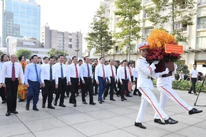 Đoàn đại biểu dâng hoa tưởng niệm Chủ tịch Hồ Chí Minh tại Công viên Tượng đài Chủ tịch Hồ Chí Minh. Ảnh: VIỆT DŨNG