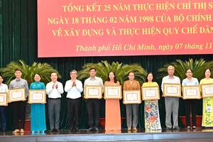 Phó Bí thư Thành ủy TPHCM Nguyễn Phước Lộc trao Bằng khen đến các tập thể, cá nhân có thành tích xuất sắc trong thực hiện quy chế dân chủ ở cơ sở. Ảnh VIỆT DŨNG