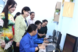 Các đại biểu tham quan thư viện điện tử tại trung tâm học tập cộng đồng phường 13