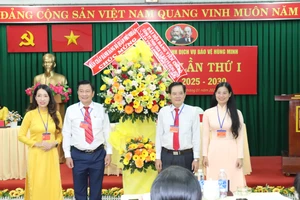 Phó Bí thư Thường trực Quận ủy quận Phú Nhuận Huỳnh Đăng Linh tặng hoa chúc mừng đại hội