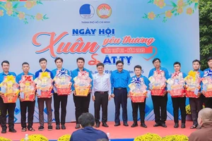 Trưởng Ban Dân vận Thành ủy TPHCM Nguyễn Mạnh Cường trao quà đến đoàn viên, thanh niên có hoàn cảnh khó khăn