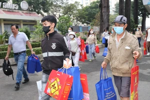 Gia đình đoàn viên nghiệp đoàn trong niềm vui được về quê đón tết trên "Chuyến xe mùa xuân”