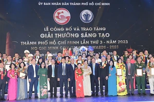 Các tác giả, nhóm tác giả đoạt Giải thưởng Sáng tạo TPHCM lần 3 được vinh danh. Ảnh: VIỆT DŨNG