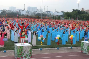 Hơn 3.000 đại biểu, trong đó có 28 đại biểu người nước ngoài trong trang phục áo dài truyền thống đã cùng đồng diễn dân vũ tại quận Bình Thạnh