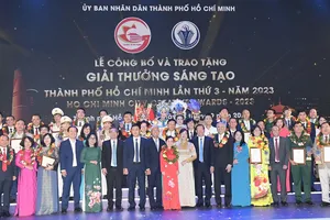 Các tác giả, nhóm tác giả đoạt Giải thưởng Sáng tạo TPHCM lần 3. Ảnh: VIỆT DŨNG