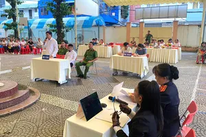 Phiên tòa giả định với kịch bản “Cố ý gây thương tích” tại Ngày Pháp luật Việt Nam ở phường Bàn Cờ