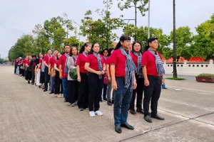 Đoàn cán bộ tuyên giáo – dân vận, lãnh đạo, phóng viên, biên tập viên tiêu biểu TPHCM vào Lăng viếng Bác. Ảnh HOÀNG HÙNG