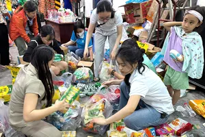 Người dân đóng gói hàng hoá gửi đến đồng bào bị ảnh hưởng nặng nề do thiên tai