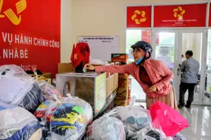 Người dân TPHCM đóng góp ủng hộ đồng bào vùng bão lũ