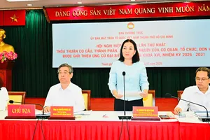 Các đồng chí chủ trì Hội nghị hiệp thương lần thứ nhất sáng 8-12. Ảnh: VIỆT DŨNG