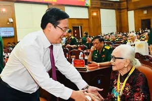 Phó Bí thư Thường trực Thành ủy TPHCM Lê Quốc Phong thăm hỏi Mẹ Việt Nam Anh Hùng. Ảnh VIỆT DŨNG