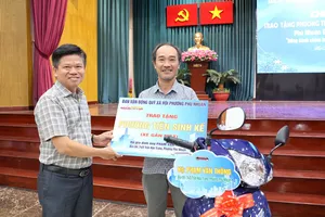 Chủ tịch Ủy ban MTTQ Việt Nam phường Phú Nhuận Đinh Gia Huỳnh trao phương tiện sinh kế đến người dân có hoàn cảnh khó khăn