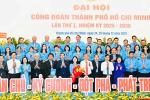 Lãnh đạo Tổng LĐLĐ Việt Nam và TPHCM chúc mừng Ban Chấp hành, Ban Thường vụ LĐLĐ TPHCM nhiệm kỳ mới. Ảnh VIỆT DŨNG