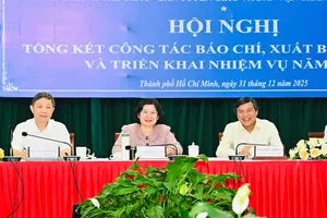 Các đồng chí chủ trì hội nghị tổng kết công tác báo chí, xuất bản năm 2025. Ảnh: VIỆT DŨNG
