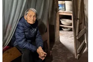 Người mẹ nghèo 93 tuổi chăm con khuyết tật bị bỏng nặng