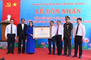 文体与旅游部副部长黄道刚向中央宣教部领导转授中央南方局宣训部历史遗迹（1962年至1975年阶段）国家遗迹排名证书的《决定》。