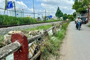 守德市铃东坊一段铁路栅栏。