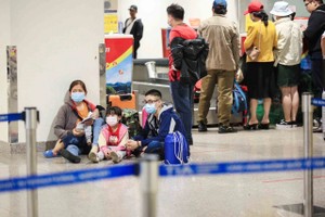 乘客在新山一机场久等航班。