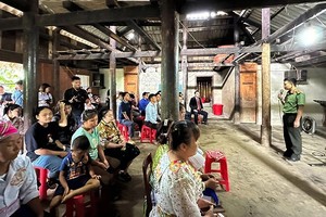 高平省保林县公安向坡苗市镇那歌村赫蒙族同胞宣传和动员人民落实建设文明、守法的生活方式。