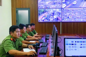 守德市公安透过单位的人工智能治安监控摄像系统掌握资讯。