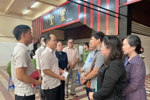 第一郡人委会主席黎德清（左二）慰问罹难者家眷。