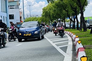 很多人在槽化线上骑摩托车。