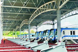 地铁列车已准备就绪，正等待投入运作。