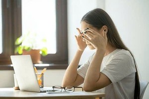 干眼症会导致眼睛疲劳、灼热等，影响工作效率。
