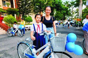 贫困工会会员与劳工的子弟喜获新富郡劳动联团赠送自行车。