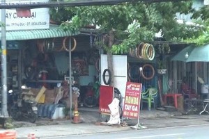 破坏民众财产的修车店。