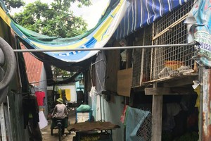 沿着平盛郡第二十五坊清多涌的一排简陋出租房间。