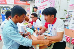 劳工在金瓯省就业劳务中心了解劳动输出手续。