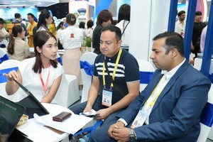 国际买家在活动上了解资讯。