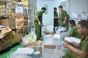 公安机关在荷兰奶品公司仓库检查并没收一些奶品。