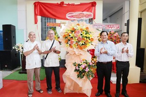 新安市领导送上鲜花祝贺办事处落成。