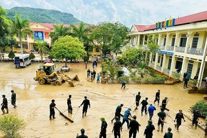 老街省众人携手合力整理学校，好让学生及早复课。