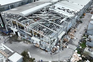 海防市图山工业区Jinka公司的厂房已被３号台风严重破坏。