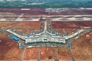 隆城机场客运航站楼一期工程正在加快进度，以便于二○二六年九月投入运营。