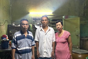 陈氏三兄弟妹在残旧破漏的房屋里。