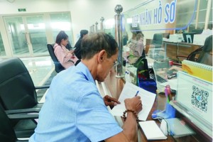 民众前往市社保机关办理社保相关手续。