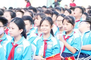 平新郡平治东Ｂ初中学校的学生们高兴迎接新学年。