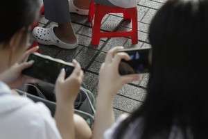 许多读者对校园禁止学生用手机的规定表示赞同。