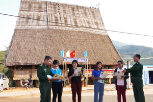 昆嵩省边防部队民运工作组向民众宣传、提高关于捍卫国家边境安全的意识。