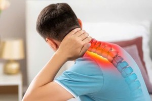 正确的坐姿和站姿对于颈椎健康至关重要。